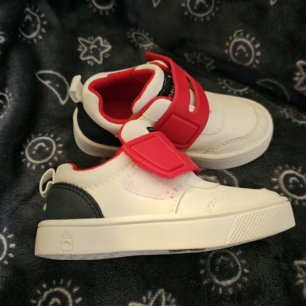 Oomphies baby shoes Size 5 Toddler